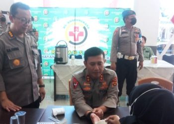 Kapolda Jambi pada kegiatan Kegiatan Donor Darah di di RS Bhayangkara, Jumat (16/06/2023). (Dok. siklusjambi)