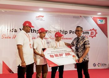 Ahmad Muhibbuddin Ketua Yayasan AHM (kanan) secara simbolis memberikan Donasi Renovasi & Pengembangan Bengkel untuk UMKM AHYPP pada 12 - 14 Juni 2023 di SMK Mitra Industri MM2100 Cikarang- Jawa Barat. (Dok. Sinsen Jambi)