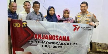 Kombes Pol Mulia Prianto saat Anjangsana di Kediaman Warakauri Polri di Perum Bukit Mayang Estate, Jambi, Senin (19/06/2023). (Dok. Humas Polda Jambi)