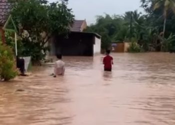 Banjir genangi rumah warga di kawasan kenali bawah kota jambi, Senin (19/06/2023). (Capture Video akun @instagram KabarKampungKito)