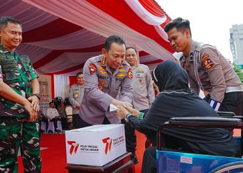 Kapolri Jenderal Listyo Sigit Prabowo saat serhakan bantuan pada masyarakat di Jakarta, Senin (19/06/2023) (Dok. Div Humas Polri)