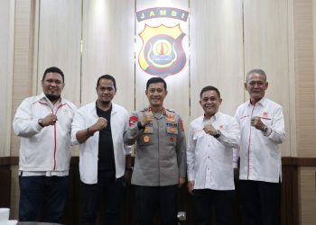 Kapolda saat terima Kunjungan Silaturahmi Ketua dan Pengurus KONI Provinsi Jambi di Mapolda Jambi, Senin (19/06/2023). (Dok. Humas Polda Jambi)