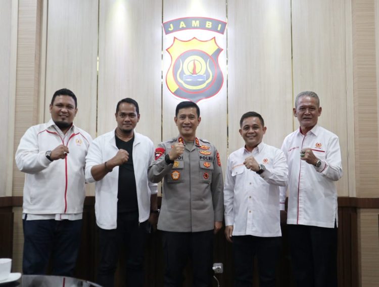 Kapolda saat terima Kunjungan Silaturahmi Ketua dan Pengurus KONI Provinsi Jambi di Mapolda Jambi, Senin (19/06/2023). (Dok. Humas Polda Jambi)