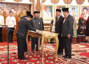 Al Haris saat Lantik 13 Pejabat Eselon II Pemprov Jambi, di Auditorium Rumah Dinas Gubernur Jambi, Rabu (21/03/2023). (Foto : Agus Supriyanto - Kominfo)