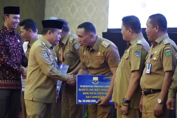 Al Haris pada Rakor Camat Se-Provinsi Jambi Semester 1 di Ballroom RCC Jambi, Rabu (21/06/2023). (Foto : Harun - Kominfo)