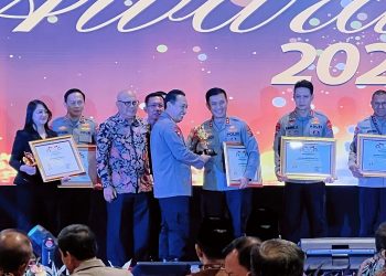 Kapolda Jambi, Irjen Pol Drs Rusdi Hartono terima Penghargaan Polda Terbaik Tipe B Pada Ajang Kompolnas Awards 2023 oleh Kapolri Jenderal Polisi Listyo Sigit Prabowo di Hotel The Sulthan, Rabu malam (21/06/23). (Dok. Humas Polda Jambi)
