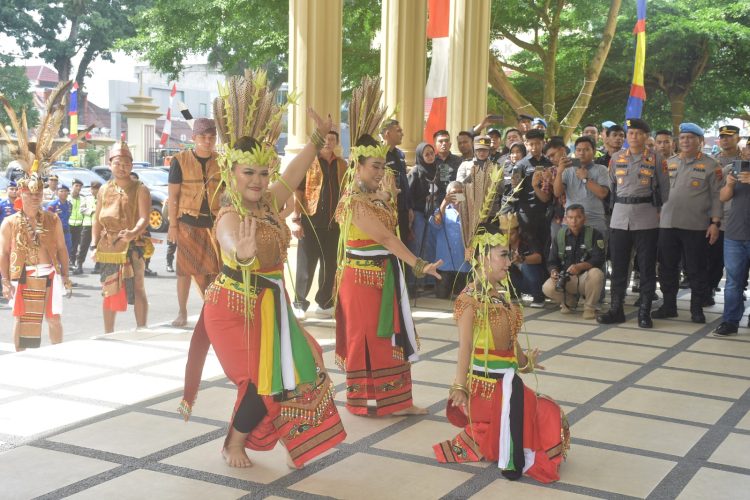 Apel Silaturahmi Kebangsaan Sambut Kedatangan Suku Dayak di Mapolda Jambi pada Kamis, (22/06/2023) (Dok. Humas Polda Jambi)