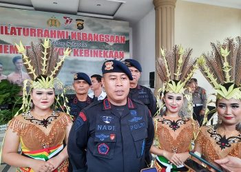 Dansat Brimob Polda Jambi, Kombes Pol Nadi Chaidir saat mendampingi Pertemuan Suku Dayak dan SAD di Mapolda Jambi, Kamis (22/06/2023). (Dok. Humas Polda Jambi)