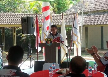 Kapolda Jambi, Irjen Pol Rusdi saat membuka kejuaraan menembak Kapolda cup 2023 di Lapangan Tembak Jambi, Jumat (23/6/2023). [Foto: siklusjmbi.id]