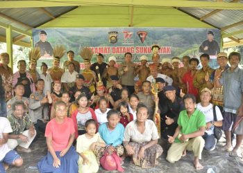 Foto bersama pada acara Silaturahmi Kebangsaan Suku Dayak dan SAD di Pamenang, Jumat (23/06/2023). (Dok. Humas Polda Jambi)