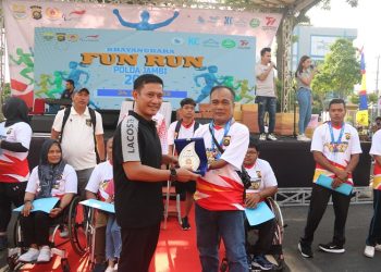 Kapolda Jambi saat lepas Peserta Bhayangkara Fun Run di Lapangan Mapolda Jambi, Sabtu (24/6/23). (dok. Humas Polda Jambi)