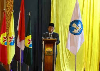 Wagub Jambi, Abdullah Sani saat menyampaikan sambutan pada Rapat terbuka senat dalam rangka wisuda sarjana dan magister ke-53 tahun akademik tahun 2022-2023 di ballroom Abadi Hotel Jambi, Sabtu (24/06/2023). (Foto: Sopbirin - Kominfo)
