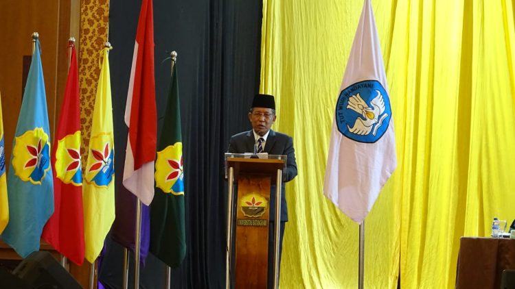 Wagub Jambi, Abdullah Sani saat menyampaikan sambutan pada Rapat terbuka senat dalam rangka wisuda sarjana dan magister ke-53 tahun akademik tahun 2022-2023 di ballroom Abadi Hotel Jambi, Sabtu (24/06/2023). (Foto: Sopbirin - Kominfo)