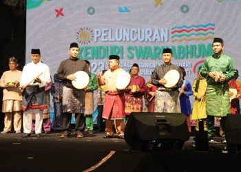 Gubernur Al Haris pada acara Kenduri Swarnabhumi 2023 di Halaman GOS Kota Jambi, Sabtu (24/06/2023) (Foto : Agus Supriyanto -Kominfo)