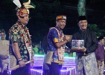 Pemberian Cindera mata oleh Kapolda Jambi kepada Kepala Suku Dayak di Pelataran GOS Kotabaru Jambi, Sabtu, (24/06/2023). (Dok. siklusjambi)