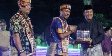 Pemberian Cindera mata oleh Kapolda Jambi kepada Kepala Suku Dayak di Pelataran GOS Kotabaru Jambi, Sabtu, (24/06/2023). (Dok. siklusjambi)