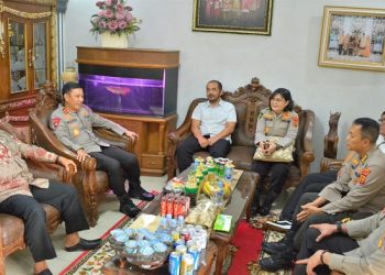 Kapolda Jambi, Irjen bersama PJU Polda Jambi Anjangsana ke Kediaman Irjen Pol. (Purn) Muchlis AS, Senin (26/06/203). (Dok. Humas Polda Jambi)