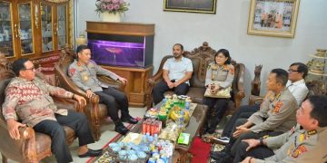 Kapolda Jambi, Irjen bersama PJU Polda Jambi Anjangsana ke Kediaman Irjen Pol. (Purn) Muchlis AS, Senin (26/06/203). (Dok. Humas Polda Jambi)