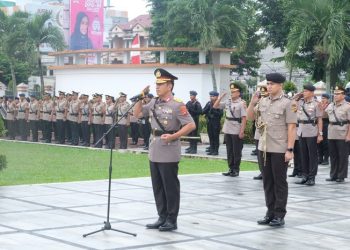 Kapolda saat Pimpin Upacara Pimpin Ziarah Rombongan dan Tabur Bunga di TMP di Taman Makam Pahlawan (TMP), TPU dan Sungai Batanghari, Selasa (27/06/2023). (Dok. Humas Polda Jambi)
