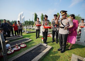 Kapolri dan Jajaran Ziarah ke TMP Kalibata, Jumat (30/06/2023). (Dok. Div Humas Polri)