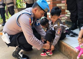 Bripka Heri Prasetyo bersama anak -anak TK di Bumi Damai Indonesia di Dusun Krambil, Gunungkidul (Dok. Humas) 