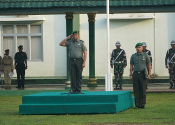 Upacara bendera mingguan di lapangan Upacara Makorem, Danau Sipin Jambi, Senin (03/07/2023).(Dok.Penrem 042/Gapu)