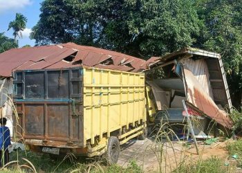 Kondisi Rumah warga yang di tabrak mobil batu bara di simpang Sungai duren, Senin (3/7) (dok. Iwan K)