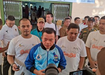 Al Haris saat di wawancarai di lapangan GOR Kota Baru, Senin (03/07/2023). (Dok. Siklusjambi.id/Bambang)