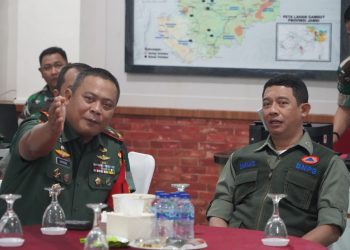 Danrem 042/Gapu Brigjen TNI Supriono, S.IP., M.M. bersama Kepala BNPB RI Letjen TNI Suharyanto, S.Sos., M.M. pada Rakor penanganan Karhutla di Auditorium rumah dinas Gubernur Jambi, Selasa (18/7/23).  (Dok. Penrem 042/Gapu)