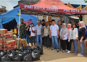 Penyerahan bantuan korban kebakaran oleh pengelola Pasar angso duo di Kampung Legok, Kota Jambi, Sabtu (29/7/2023). (Dok. jernih.id/Fei)