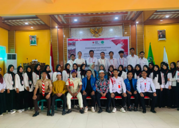 Waka III Bidang Kemahasiswaan, Dr. Heru Setiawan (peci putih) bersama peserta Diklatsar. (Dok. Jernih/Fii)