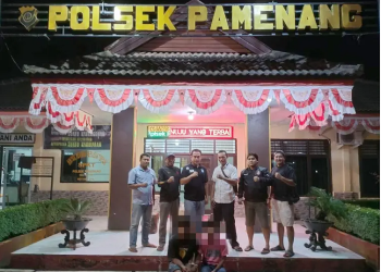 Kedua pelaku setelah diamankan oleh kepolisian di Polsek Pamenang, Selasa, 11 Juli 2023. (Dok. Humas Polsek Pemenang)