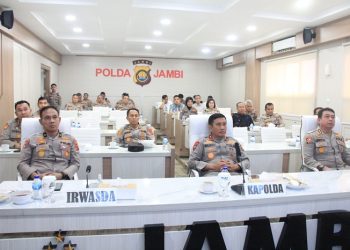 Kapolda Jambi Ikuti Upacara Pembinaan Tradisi Ke-77 Hari Bhayangkara Tahun 2023 secara daring via Channel Youtube pada Sabtu, (01/07/2023). (Dok. Humas Polda Jambi)