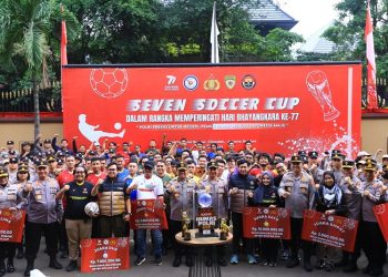 Foto bersama pada acara Seven Soccer Bhayangkara Presisi Cup 2023 di kantor Divisi Humas Polri, Jakarta Selatan, Jumat (7/7/2023). (Dok. Div Humas Polri)