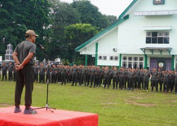 Kasrem 042/Gapu. Kolonel Inf Ali Aminudin, saat pimpin Apel pagi di lapangan Makorem, Danau Sipin Jambi, Senin. (07/07/2023). (Dok. Penrem 042/Gapu)