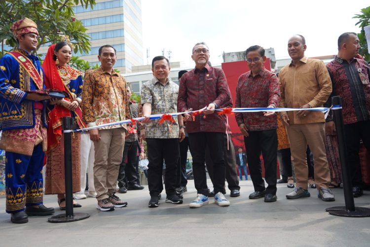 Mendag Zulhas saat mmembuka acara Satu Hari Bersama Jambni di Anjungan Mall Sarinah Jakarta pada Sabtu (08/07/2023). (Foto : Novriansyah - Kominfo)