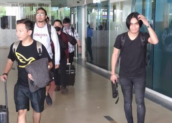 Charly Van Houten, Vokalis Setia Band bersama Crew dan panitia telah tiba di Bandara Sultan Thaha Jambi, Senin (10/07/2023). [Foto: siklusjambi.id]