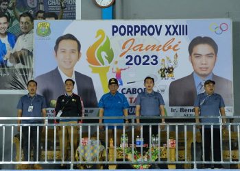 Wagub Sani saat membuka Pertandingan Cabor Bulutangkis Porprov XXIII di Hall Bulutangkis Kurniawan Pasir Panjang, Senin (10/07/2023). (Foto: Agus Supriyanto)