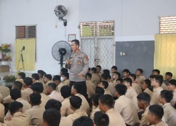 Kasubbid Multimedia Bidhumas Polda Jambi, AKBP Wirmanto Dinata saat menyampaikan materi kepada pelajar di SMA N 4 Kota Jambi Rabu, (12/07/2023). (Dok. Humas Polda Jambi)