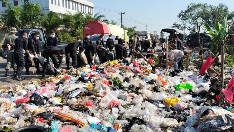 Aksi Peduli Lingkungan Polda Jambi serentak di kawasan Jalan Baru, Selincah, Kota Jambi, Kamis, (13/07/2023). (Dok, Humas Polda Jambi)