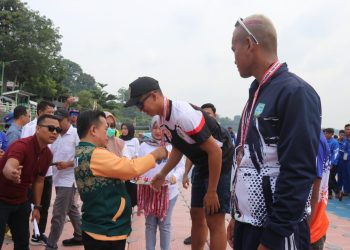 Al Haris pada pembukaan lomba Perahu Dragon Boat Porprov Jambi XXIII di Arena Wisata Danau Sipin Kota Jambi, Jumat (14/07/2023). (Foto: Diskominfo/Agus)