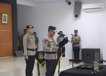 Kapolda Pimpin Sertijab PJU dan Kapolres Jajaran Polda Jambi di Aula Lantai IV Mapolda Jambi, Jumat (14/07/2023). (Dok. Humas Polda Jambi)