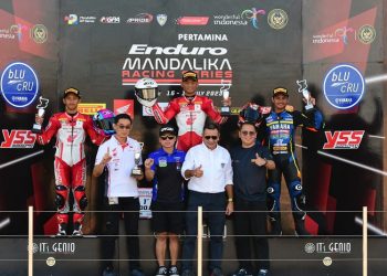 Pebalap Astra Honda, Rheza Danica Ahrens (tengah) dan Veda Ega Pratama (kiri) raih podium pertama dan kedua pada race pertama seri kedua di ajang Kejurnas Mandalika Racing Series di kelas Sport 250cc di Pertamina Mandalika International Street Circuit, NTB (15/7) (Dok. AHM)