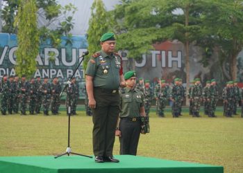 Danrem 042/Gapu Pimpin Upacara Bulanan di lapangan apel Makorem 042/Gapu Kel. Sungai Putri Kec. Danau Sipin Kota Jambi, Senin (17/07/2023). (Dok. Penrem042/Gapu)