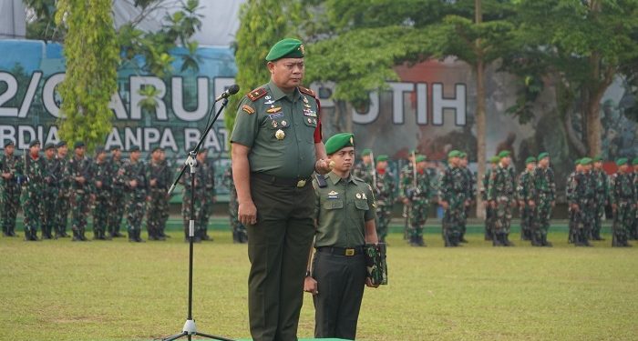 Danrem 042/Gapu Pimpin Upacara Bulanan di lapangan apel Makorem 042/Gapu Kel. Sungai Putri Kec. Danau Sipin Kota Jambi, Senin (17/07/2023). (Dok. Penrem042/Gapu)