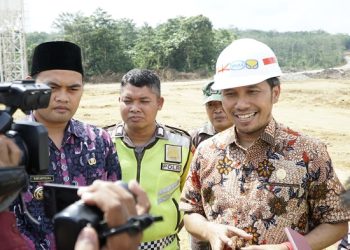 Ketua DPRD Provinsi Jambi, Edi Purwanto saat mengecek lokasi pembangunan Proyek Tol Jambi-Betung di Desa Muara Sebapo, Kabupaten Muaro Jambi, Kamis (13/07/2023). (Dok. Humas DPRD Provinsi Jambi)