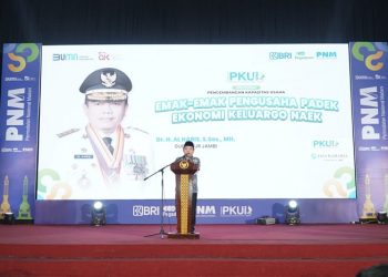 Gubernur Jambi, Al Haris pada acara Pelaksanaan PKU Pengusaha Wanita Ultra Mikro yang diinisiasi oleh PNM di Gedung RCC Jambi, Selasa (18/07/2023). (Foto: Diskominfo/Harun)