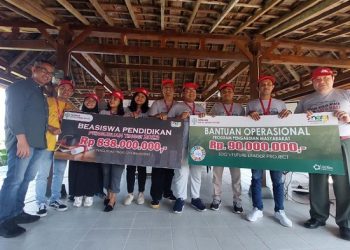 Penyerahan bagi para mahasiswa sebagai program Future Leader bersama Yayasan AHM yang berasal dari 6 universitas di Indonesia. Selasa (18/7/2023) (Dok. Sinsen Jambi)