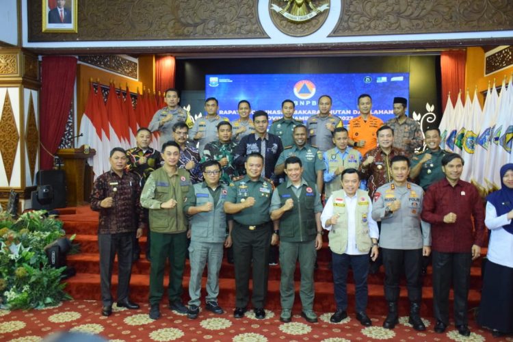 Kapolda Jambi Ikuti Rakor Penanggulangan Bencana Karhutla bersama Kepala BNPB RI di Auditorium rumah dinas Gubernur Jambi, Selasa malam (18/7/23) (Dok. Humas Polda Jambi)