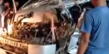 Kondisi kendaraan mini bus yang ringsek bagian kiri depan di jalan lintas menuju Muara Bulian, Rabu (19/07/2023) Dini hari. (Dok. Syahredy)